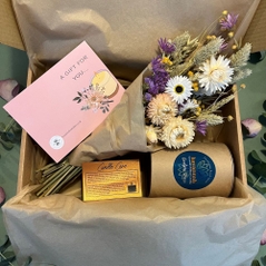 Eucalyptus Breeze Emerald Glass Candle Gift Box With Dried Flowers