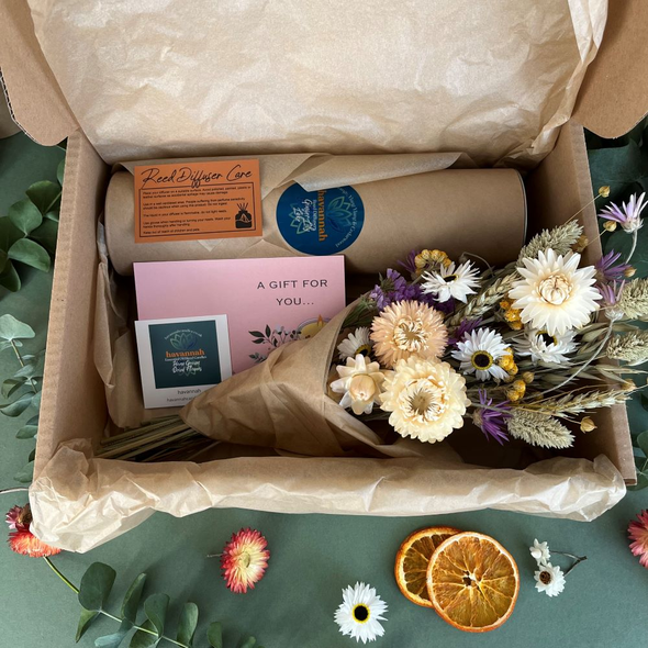 Ginger Lily Lake Essential Oil Blend Reed Diffuser Gift Box with Dried Flowers
