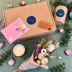Eucalyptus Breeze Emerald Glass Candle Gift Box With Dried Flowers