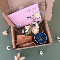 Sandalwood Oudh and Spice Tin Candle Gift Box with Dried Flowers and Gift Card