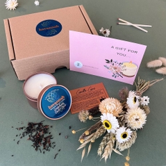 Sandalwood Oudh and Spice Tin Candle Gift Box with dried flowers
