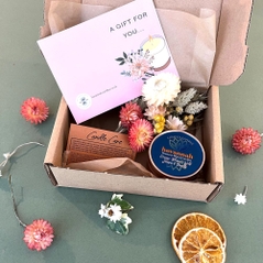 orange blosson wild juniper and vanilla candle gift box with dried flowers and gift card