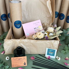 Ginger Lily Lake Essential Oil Blend Reed Diffuser Gift Box with Dried Flowers