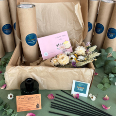 Eucalyptus Breeze Essential Oil Blend Reed Diffuser Gift Box with Dried Flowers