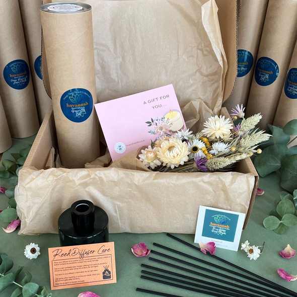 Ginger Lily Lake Essential Oil Blend Reed Diffuser Gift Box with Dried Flowers