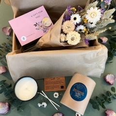 Seasalt at Sunset Emerald Glass Candle Gift Box With Dried Flowers